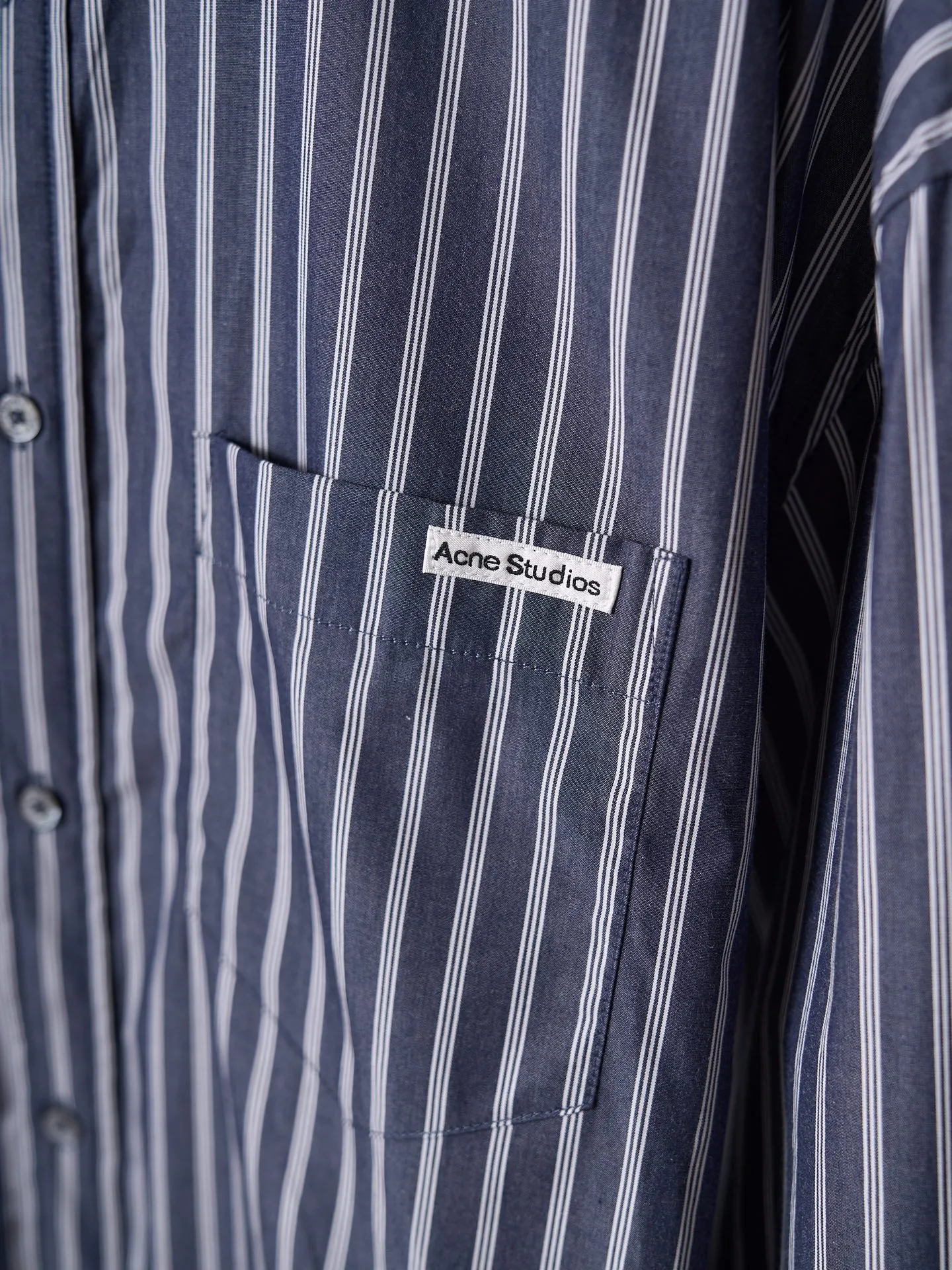 [Real auction] Acne Studios logo double-sleeved striped long-sleeved shirt [In Stock] 44 46 48 50 Customized matte woven combed poplin, crisp and stylish, comfortable and close to the skin, misty charcoal blue interwoven with pure white vertical stripes, between the rising and falling lines, revealing the cool and relaxed style of Scandinavia. Cleverly created layered double-sleeved deconstructed tailoring, breaking the inherent paradigm of traditional shirts, giving the body staggered three-dimensional layers. The iconic stripes of the season are laid out vertically. Rhythm runs through the entire garment. The left chest pocket is embellished with the Acne Studios logo. The brand context is engraved in the square dimensions. The side seams are equipped with wide welt pockets. Integrating styling aesthetics and practical functions. Adhering to the high-end aesthetics of minimalism. Pioneer ingenuity returns to daily life. It interprets the Nordic ready-to-wear attitude of symbiosis of relaxation and sophistication. Infrared positioning cutting machine uses infrared emitters and infrared receivers to achieve precise positioning of materials. The accuracy can reach the micron level. So as to meet the effect of high-precision cutting of plaid alignment. Manual infrared line drawing pockets are assisted by infrared technology to achieve precise positioning and marking of pocket positions, which retains the fineness and flexibility of hand sewing. It adopts side-turning embedded stitching technology to provide high-quality stitching results. Smooth and tidy. The fabrics have been sand washed and have a better hand feel. Not easy to deform, not easy to shrink, not easy to fade, and maintain long-term beauty and loose fit.